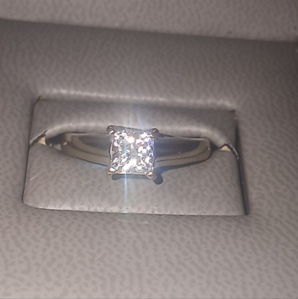 BEAUTIFUL 1 carat diamond engagement ring